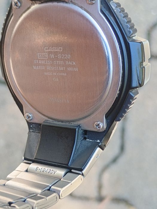 Часовник Касио водоустойчив 10 бара със следи от употреба.