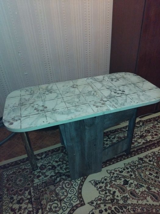 Стол раздвижной.
