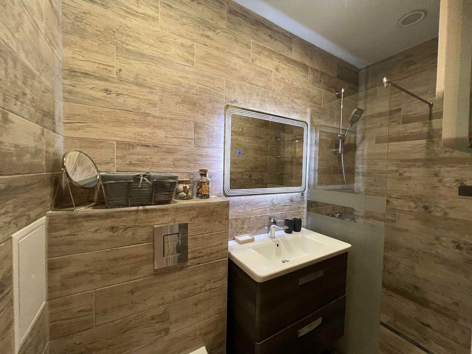 Дава се под наем Тристаен апартамент в Варна, Център - 74 кв.м за 1100 € - Снимка #2