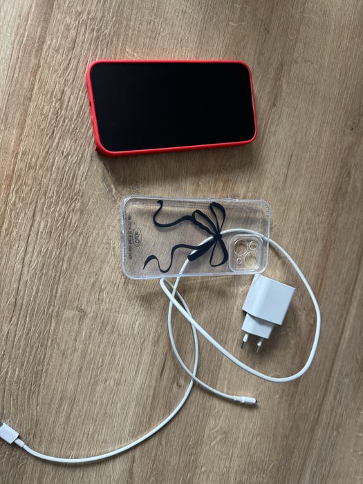 Iphone 14 с два кейса и зарядно