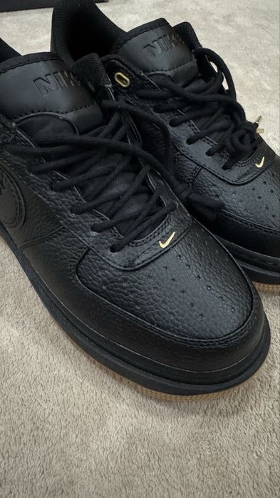 Nike Air Force ( черного цвета ).
