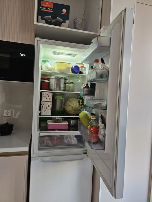 Продам холодильник Midea HD-400RWEN White