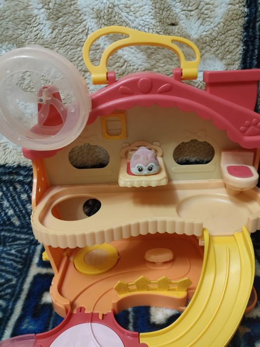 Домик с хомячком.