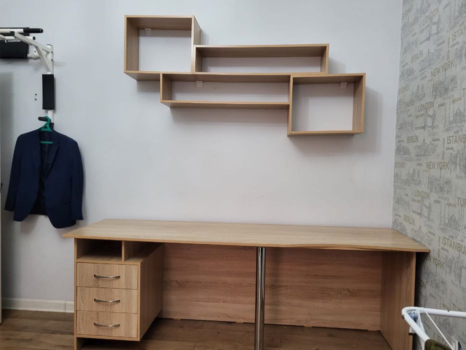 Компьютерный столик с навесной полкой