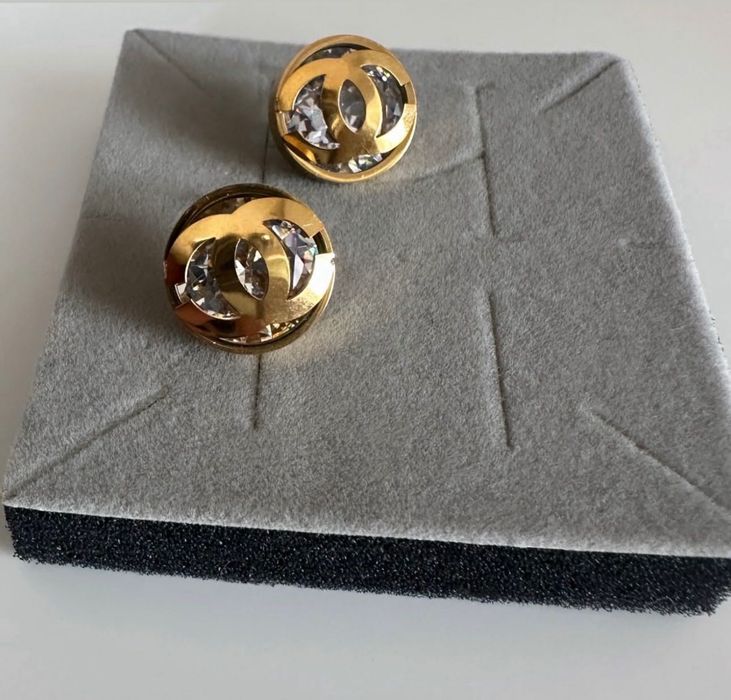 Accesoriu nou nou - cercei C hanel