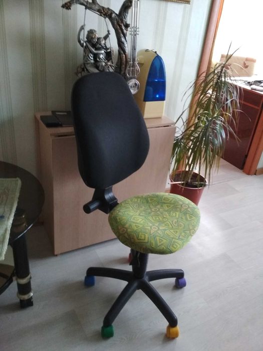 Стул  компьютерный,  в отличном  сост!