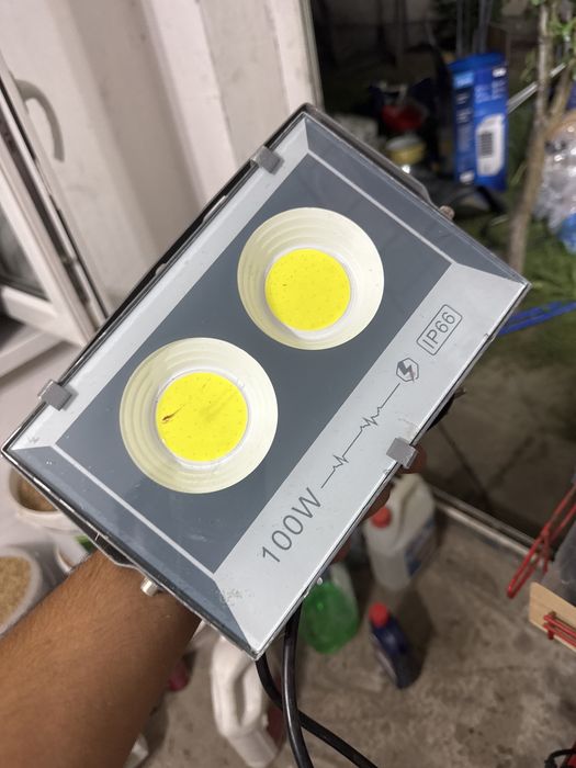 Прожетор 100W в рабочем состоянии