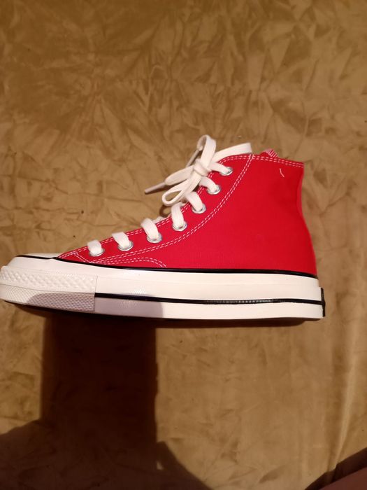 Продам конверсы новые