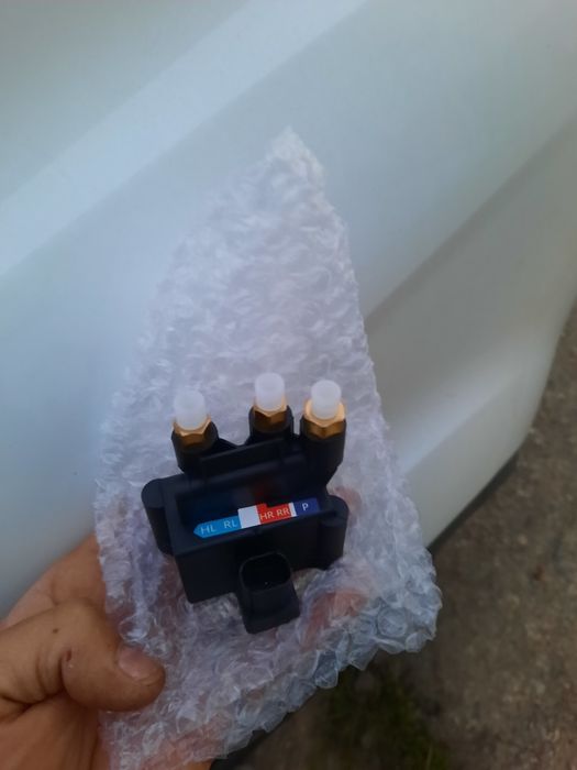 Compresor și bloc de valve