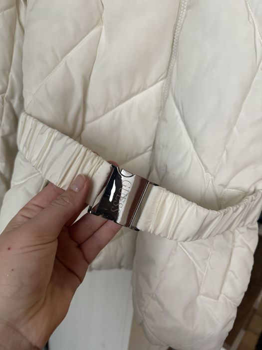 Бяло яке Guess с коланче и пух