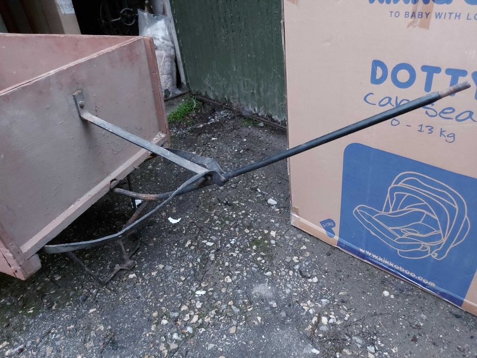 Стара ръчна количка с две колела