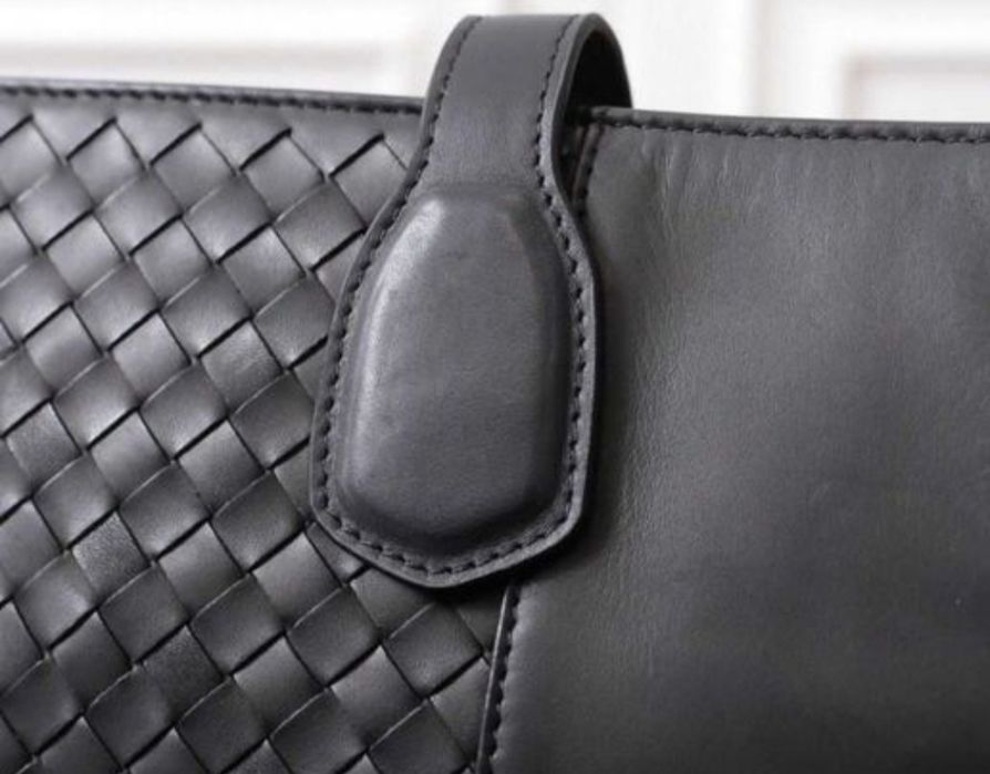 Нова Bottega мъжка чанта естествена кожа-280.00лв.
Подарък е.