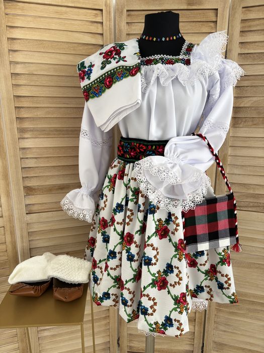 Costum popular pentru doamne și domnișoare de Maramureș