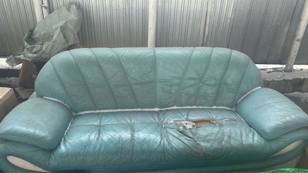 Кожанный диван и кресло