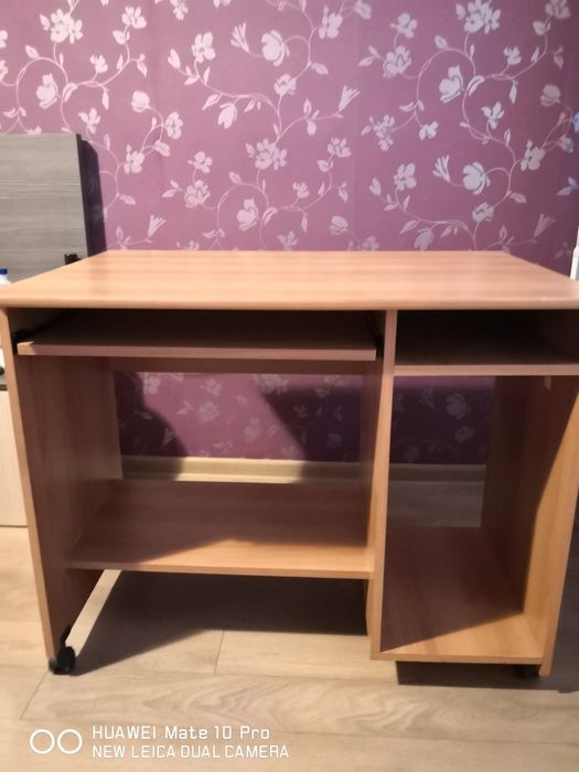 Бюро за компютър и стол за компютър