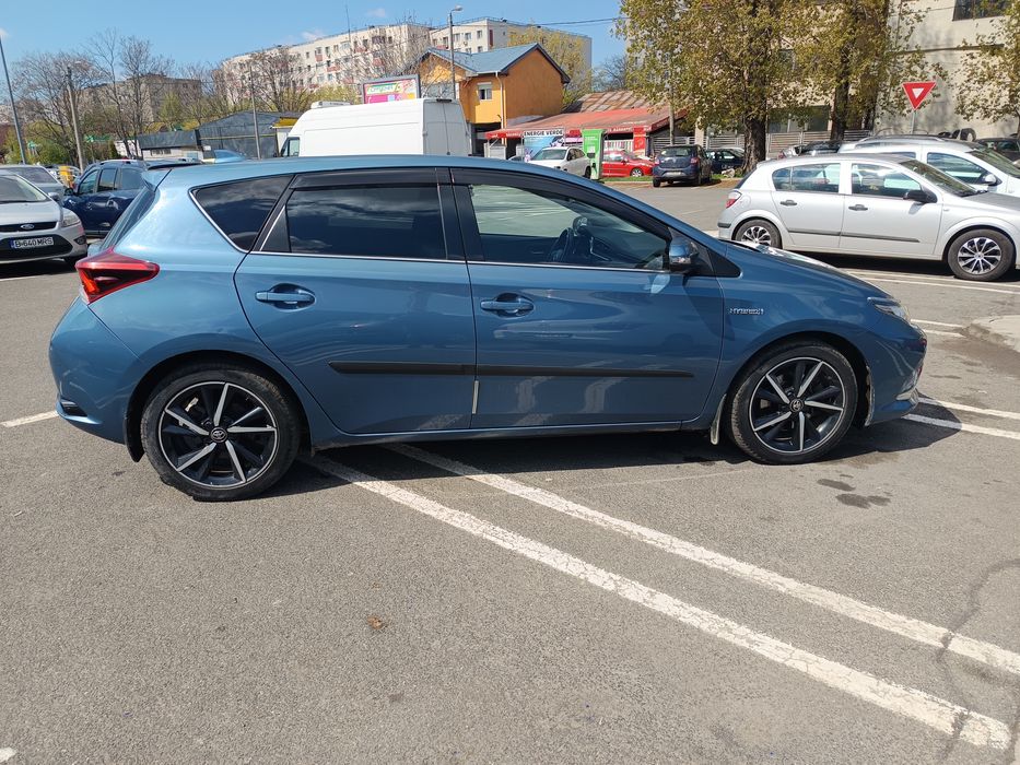 Vând Toyota Auris Hybrid an fab 2016 primă înmatriculare în 2017  109 000 km unic proprietar
