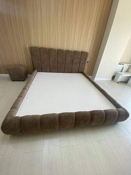 Кровать двуспальная с подъемным механизмом