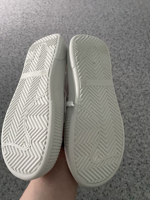 Продам новые кроссовки