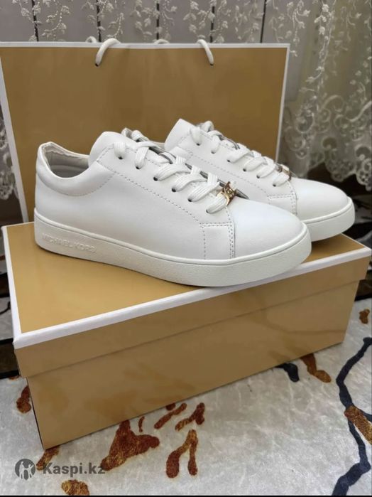 Белая кроссовка