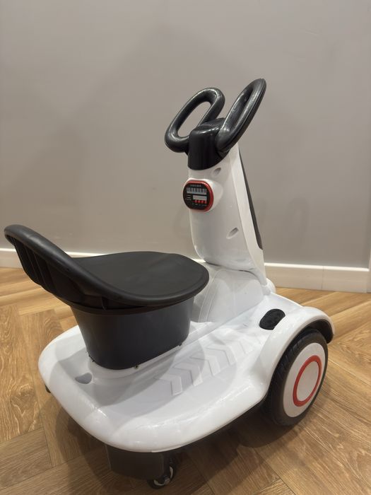 Электромобиль в отличном состояний …………