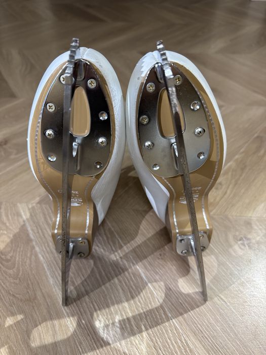 Продам фигурные коньки