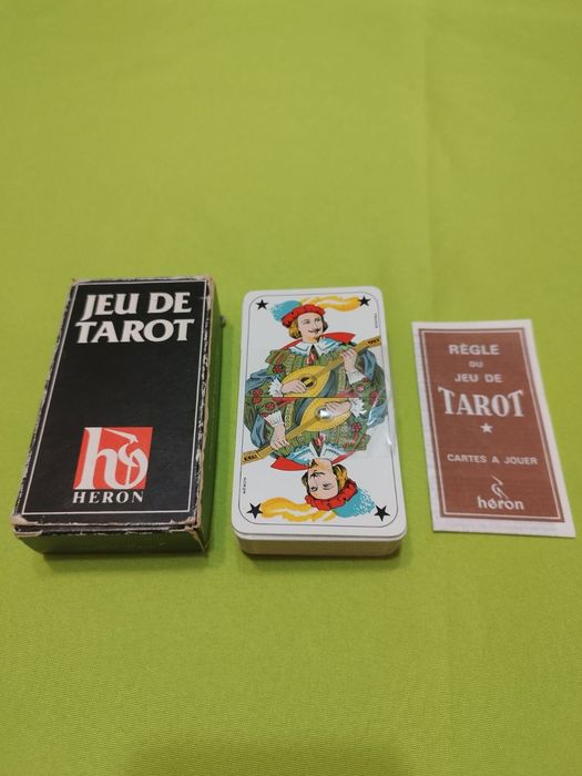 Продавам карти таро