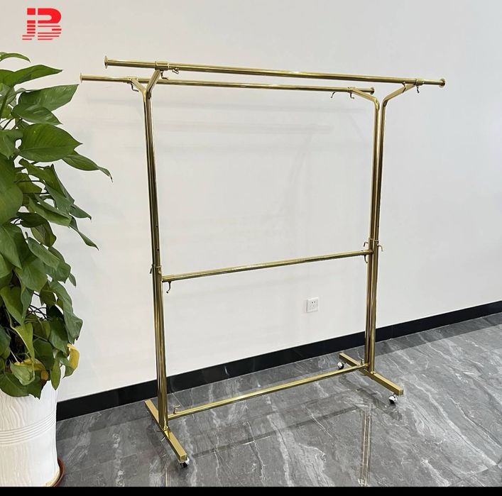 Вешалка для одежды с роликами.