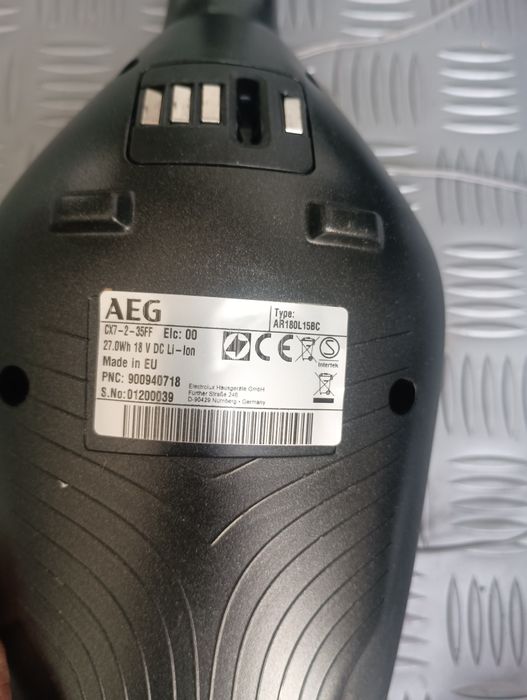 Права безкабелна прахосмукачка AEG 2в1