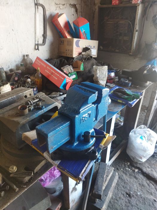 Продам тиски слесарные большие .