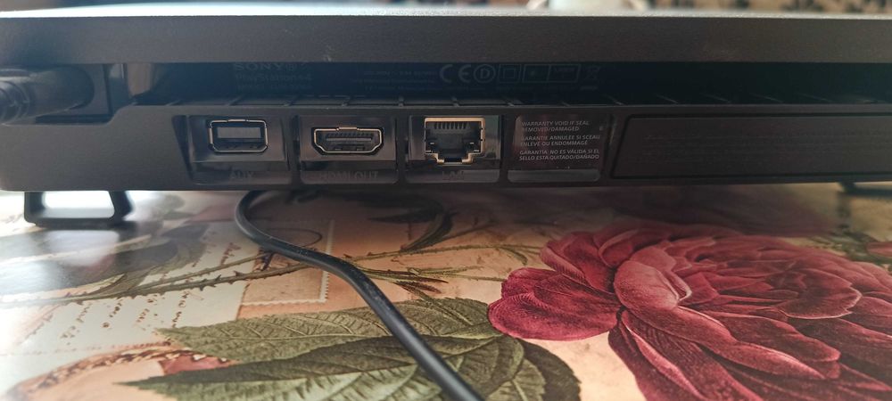 Продавам PS4Slim+16игри в отлично състояние към нея!