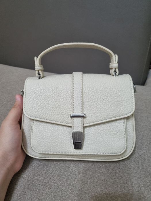 Повседневная сумочка
Ношеная только раз

Имеется отдельный ремешок