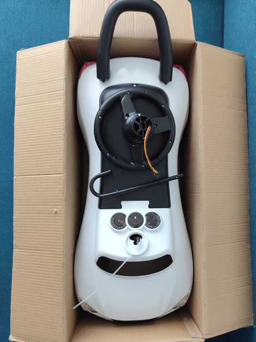 Mașină albă, RideOn tip Lexus, Premergător, fără pedale, de la 18 luni max 30 kg, unisex
