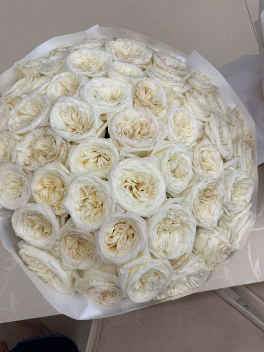 Белые розы с оформлением