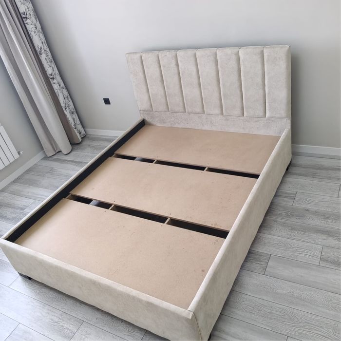 Продам двуспальную кровать без матраса срочно