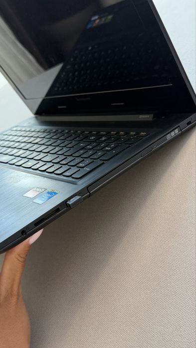 Laptop Lenovo - utilizat, urme minime de uzura