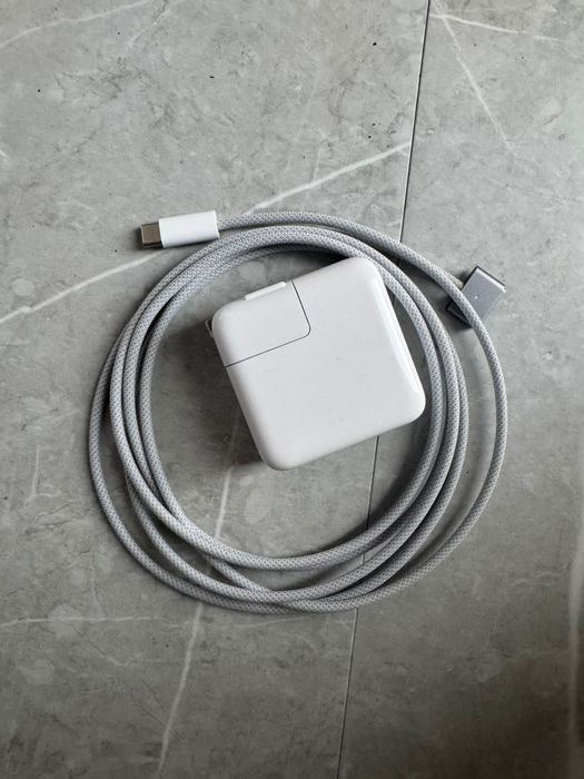 Продам мак бук Air 2022