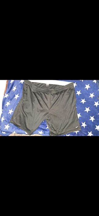 Pantaloni scurti noi