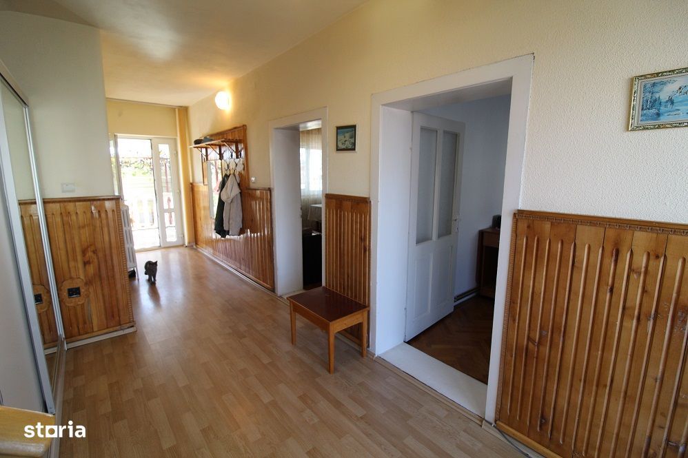 Vând casă P+E+Pod în Hațeg, teren 700 mp, garaj, filigorie...