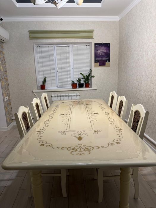 Стол отырғышымен