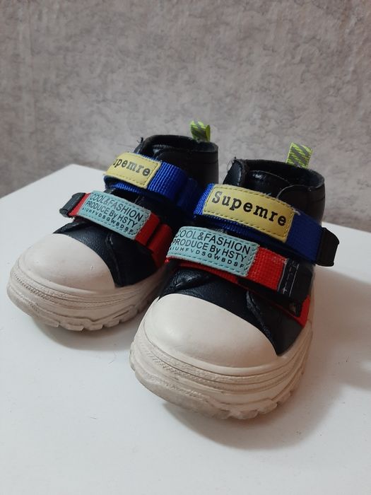 Продам детские кроссовки