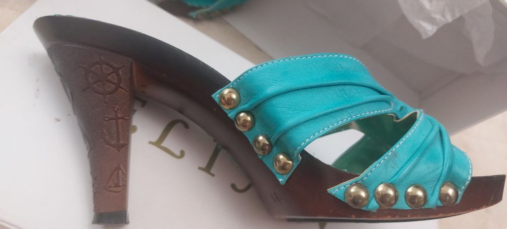 Босоножки кожаные