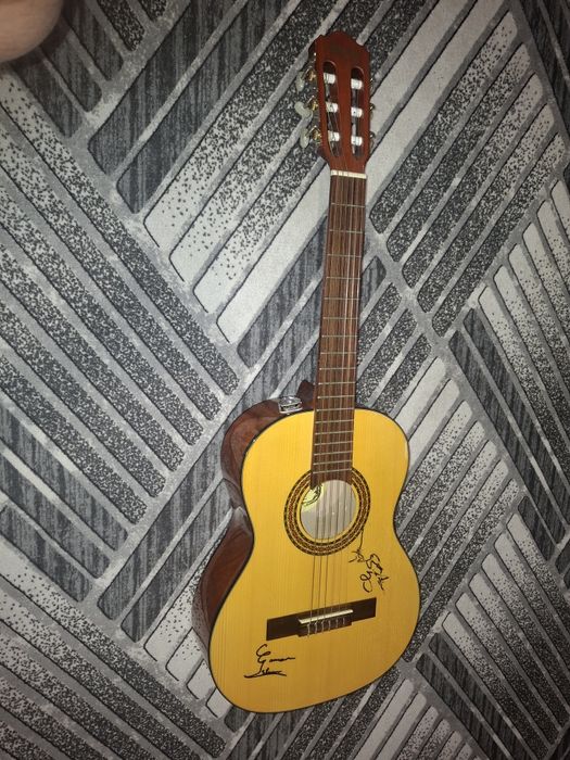 Chitara impecabila foarte puțin folosită