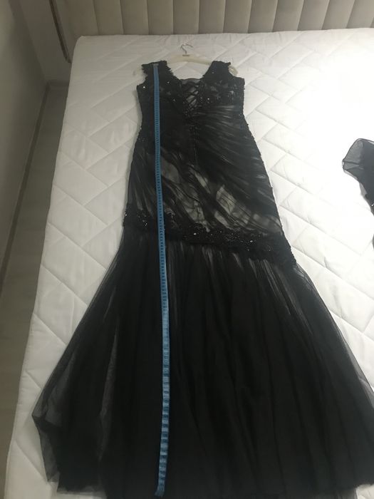 Rochie de dantelă cu pietre pentru evenimente deosebite