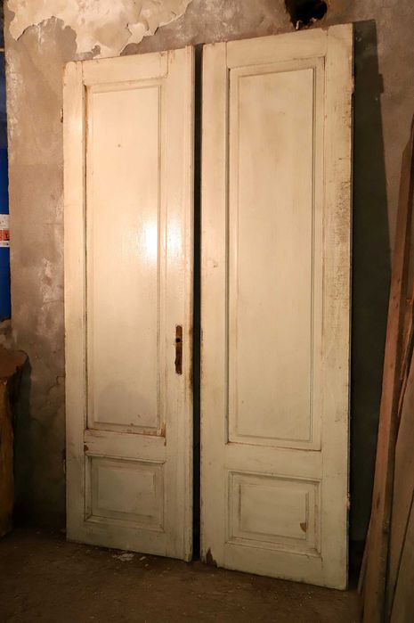 Usi vechi cu geamuri fatetate