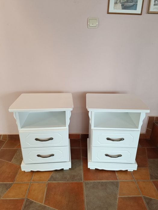 Noptiere model vintage din lemn masiv