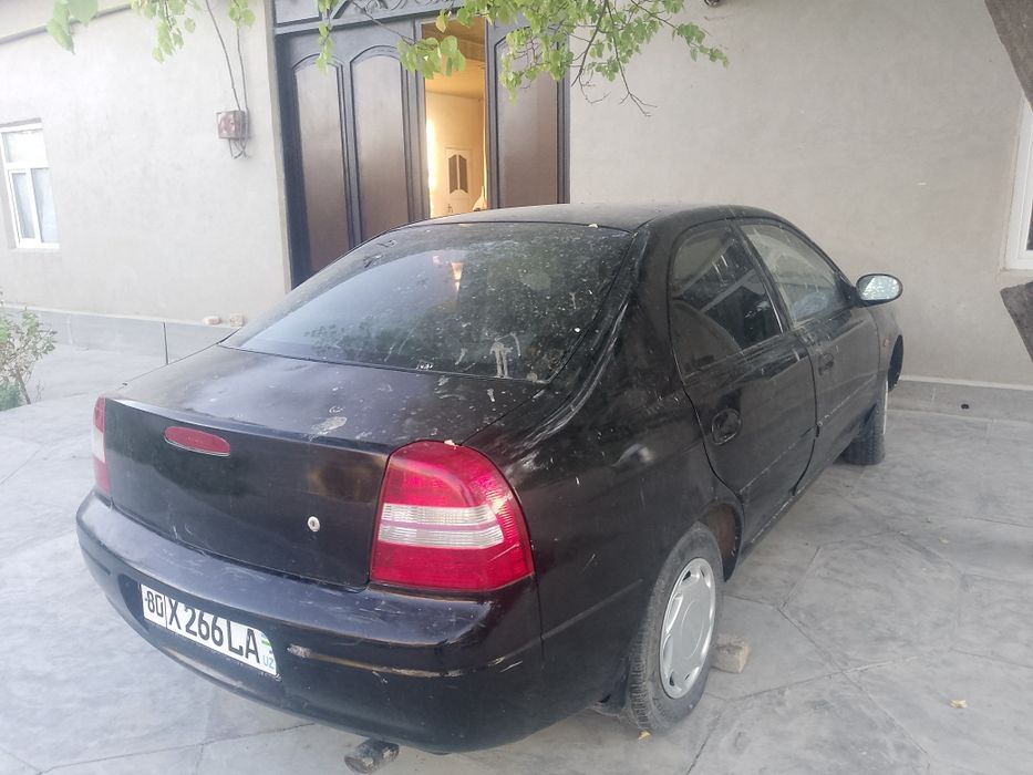 Kia avtomobili sotuvda