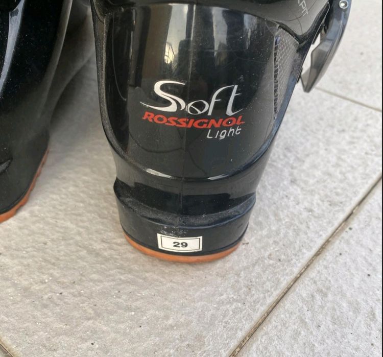 Ски оборудване - обувки, ски и щеки