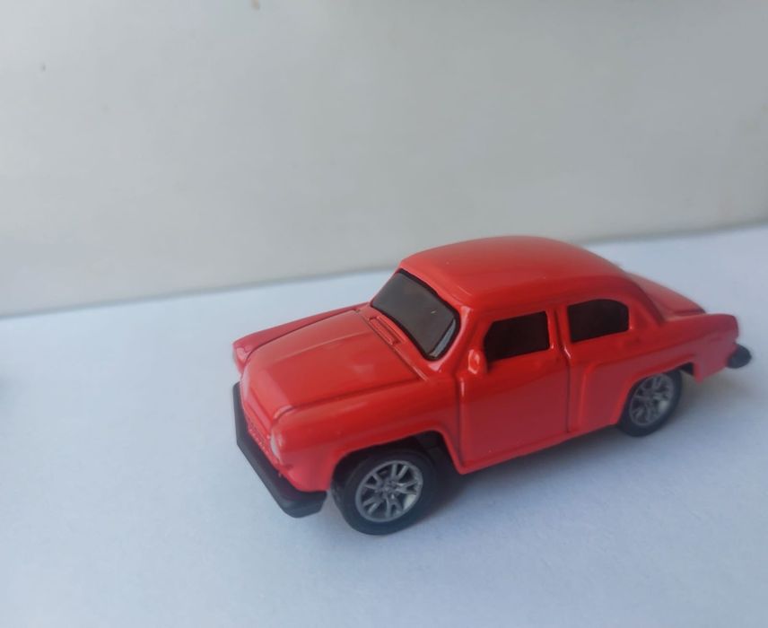 Модельки Волга и Чайка