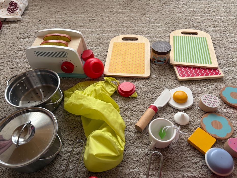 Детска дървена кухня ИКЕА плюс играчки