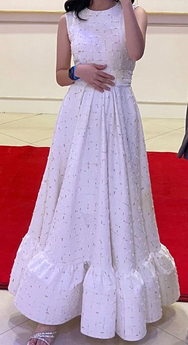 Белое вечернее платье